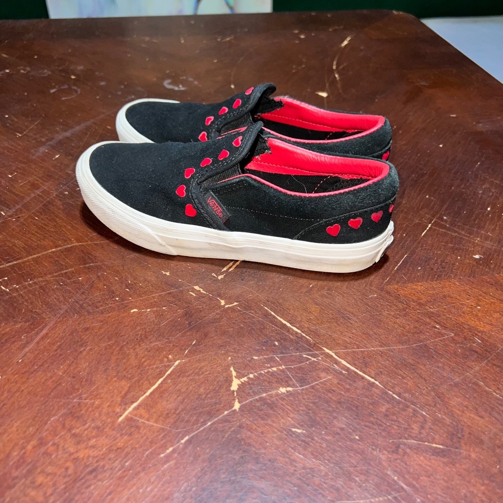 Vans Kids Classic Slip-On Black Suede Red Embroidered Hearts Sneakers Size 2.5Y